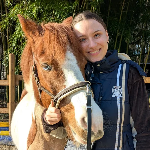Sophia mit ihrem Pony Blue